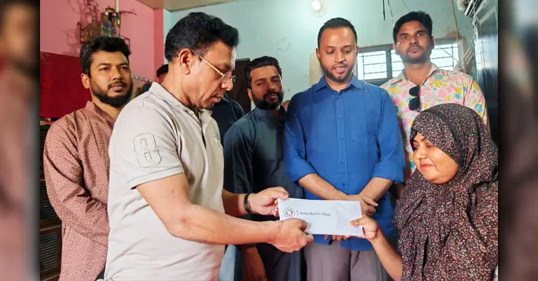 নুসরাতকে আর্থিক সহায়তা প্রদান